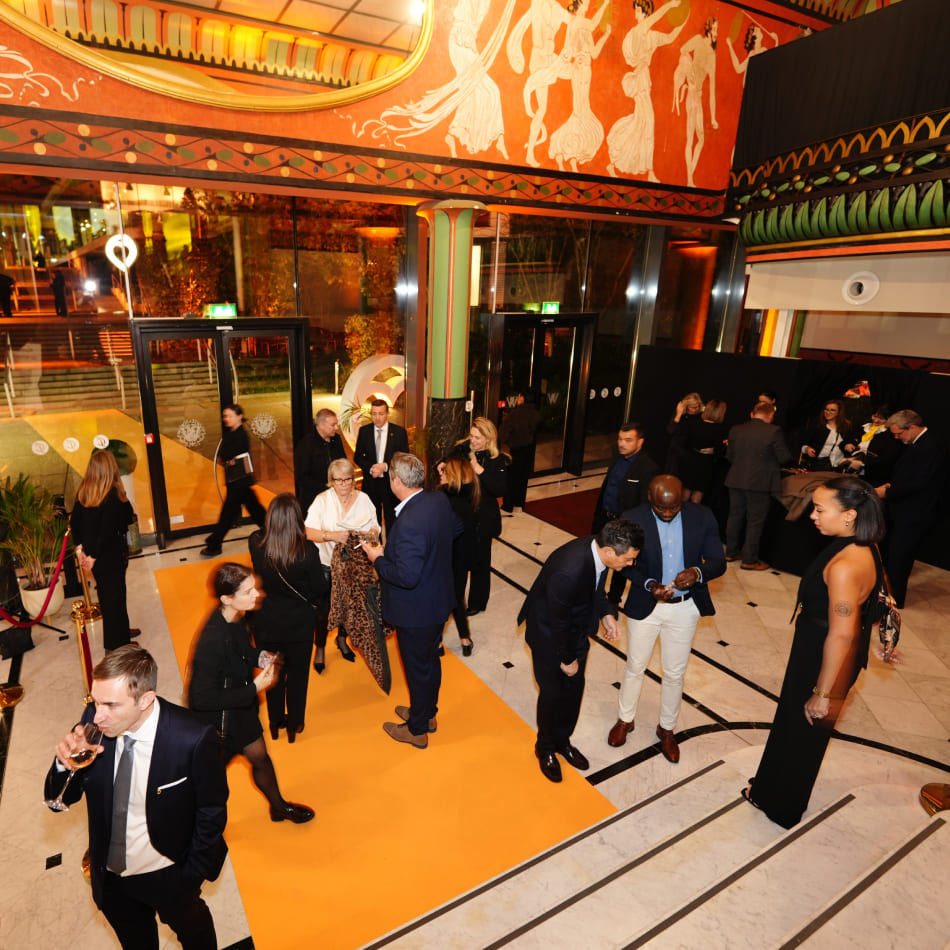 Vue intérieure du hall de la Salle Wagram avec des invités arrivant pour une soirée de gala.
