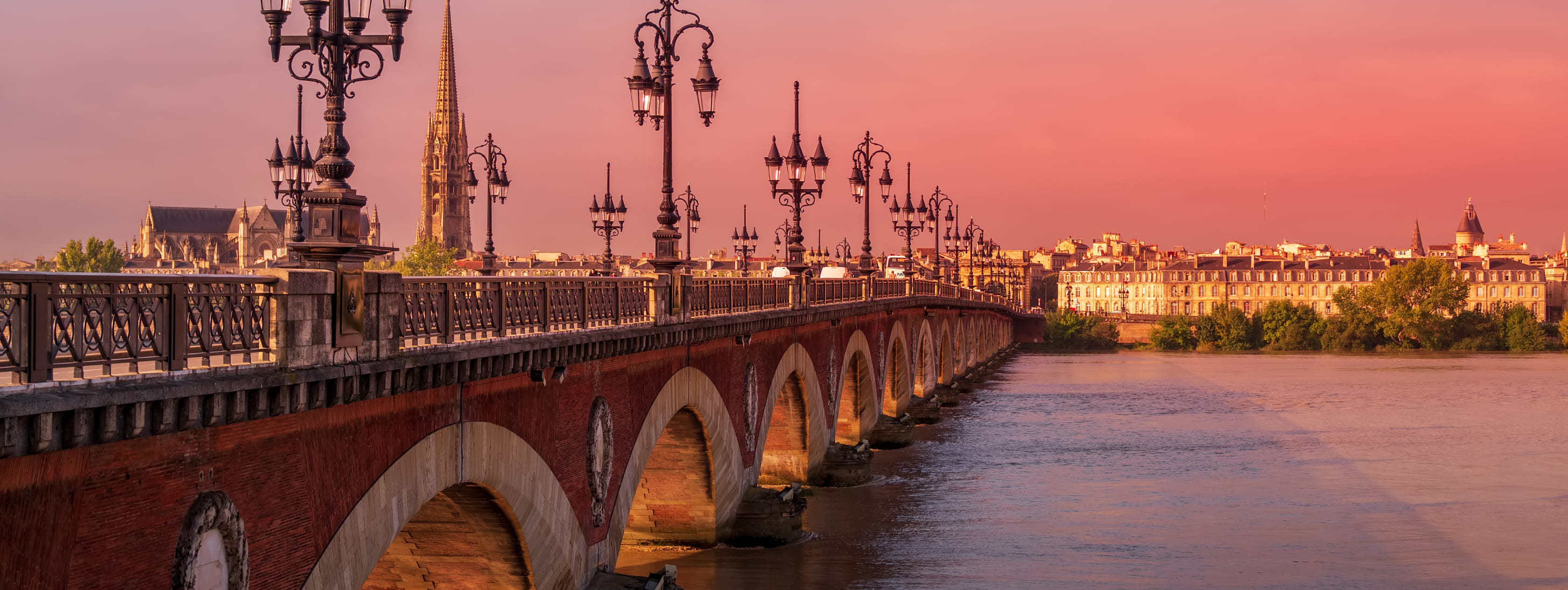 Ville de bordeaux sous une lumière de fin de journée rosée