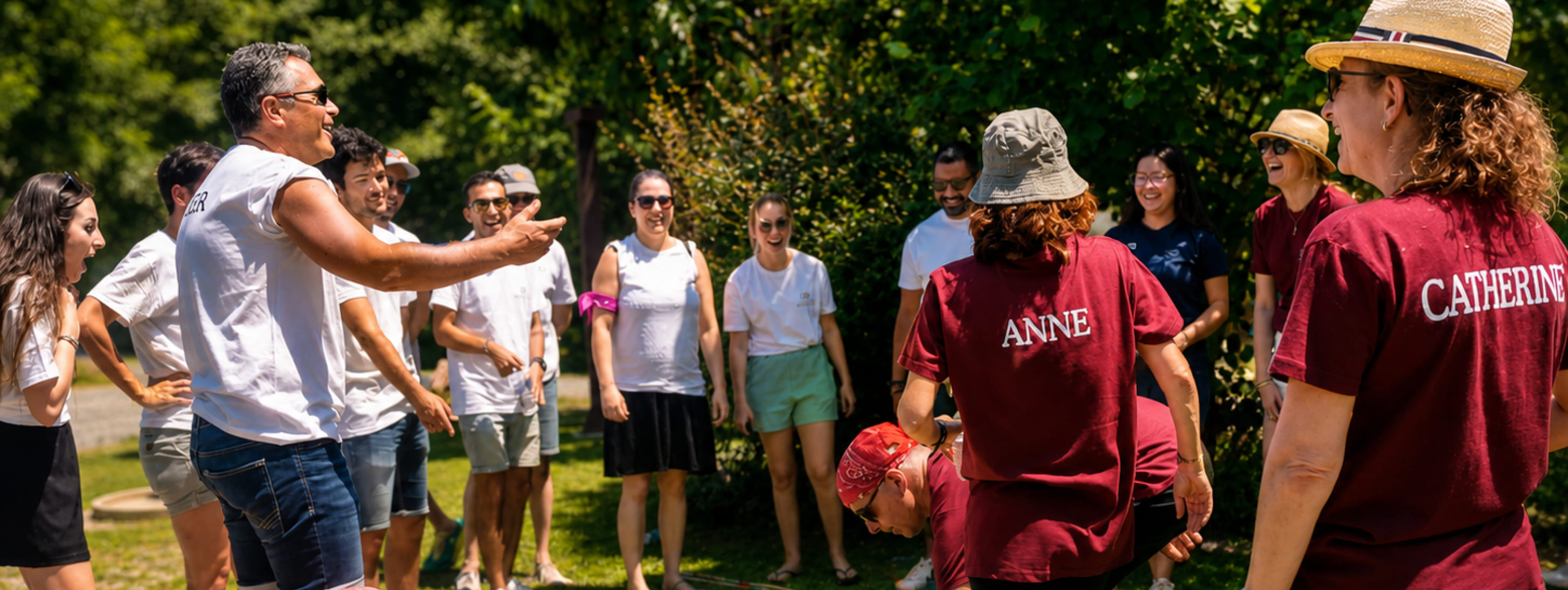 Groupe en plein air en pleine activité de team building à la campagne