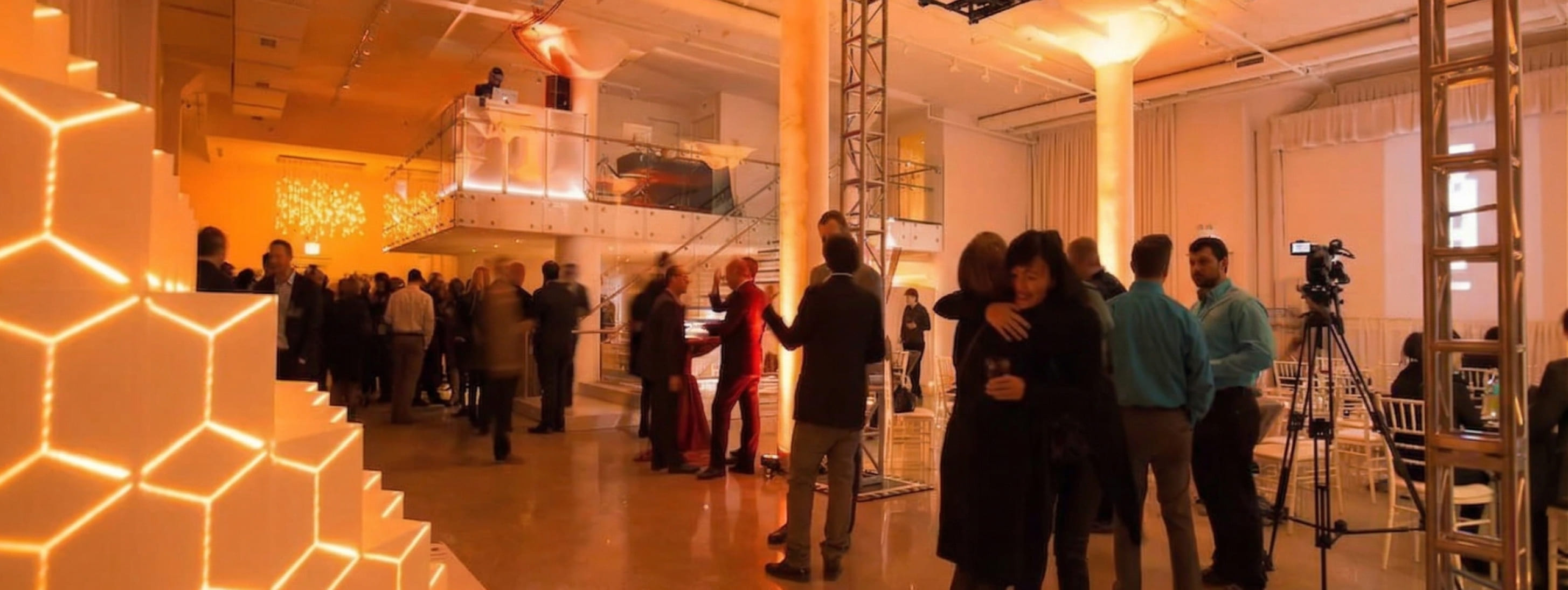 Soirée de lancement de produit dans une atmosphère moderne et feutrée aux lumières chaudes