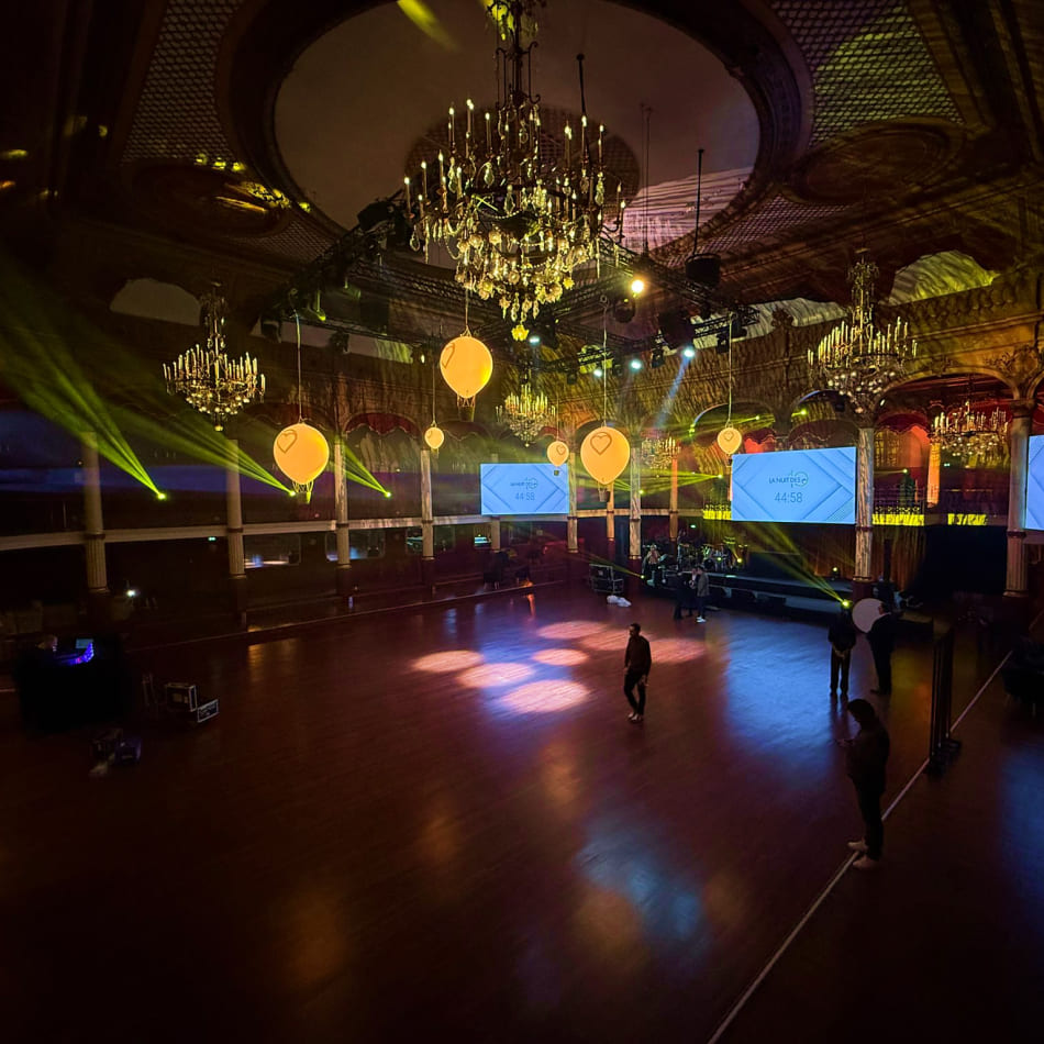 Salle Wagram à Paris sous lumières de projecteurs