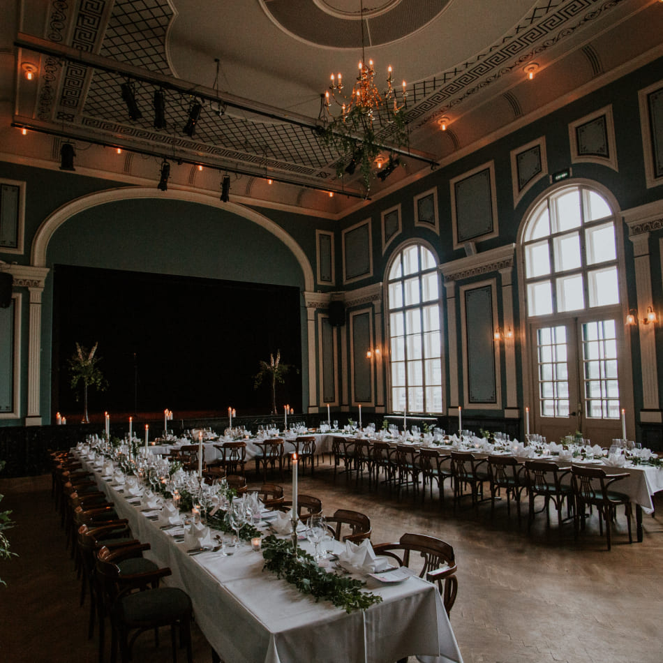 Salle de reception d'un château avec une tablée en U