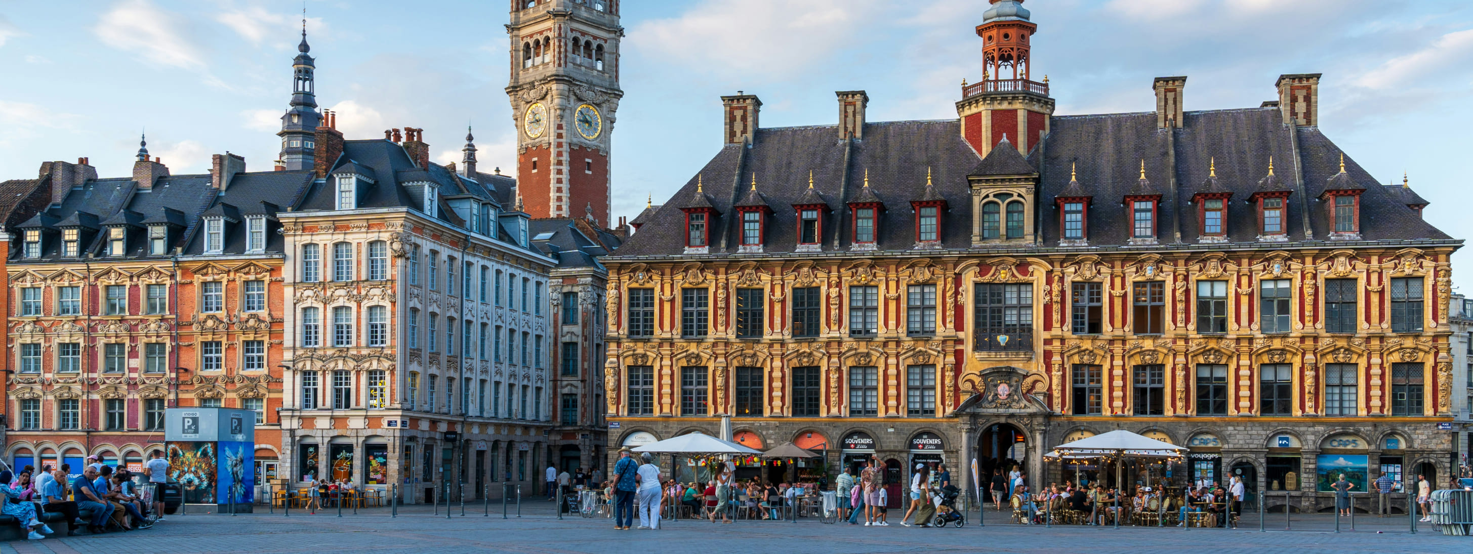 Lille, grande place un après-midi, des gens attablés