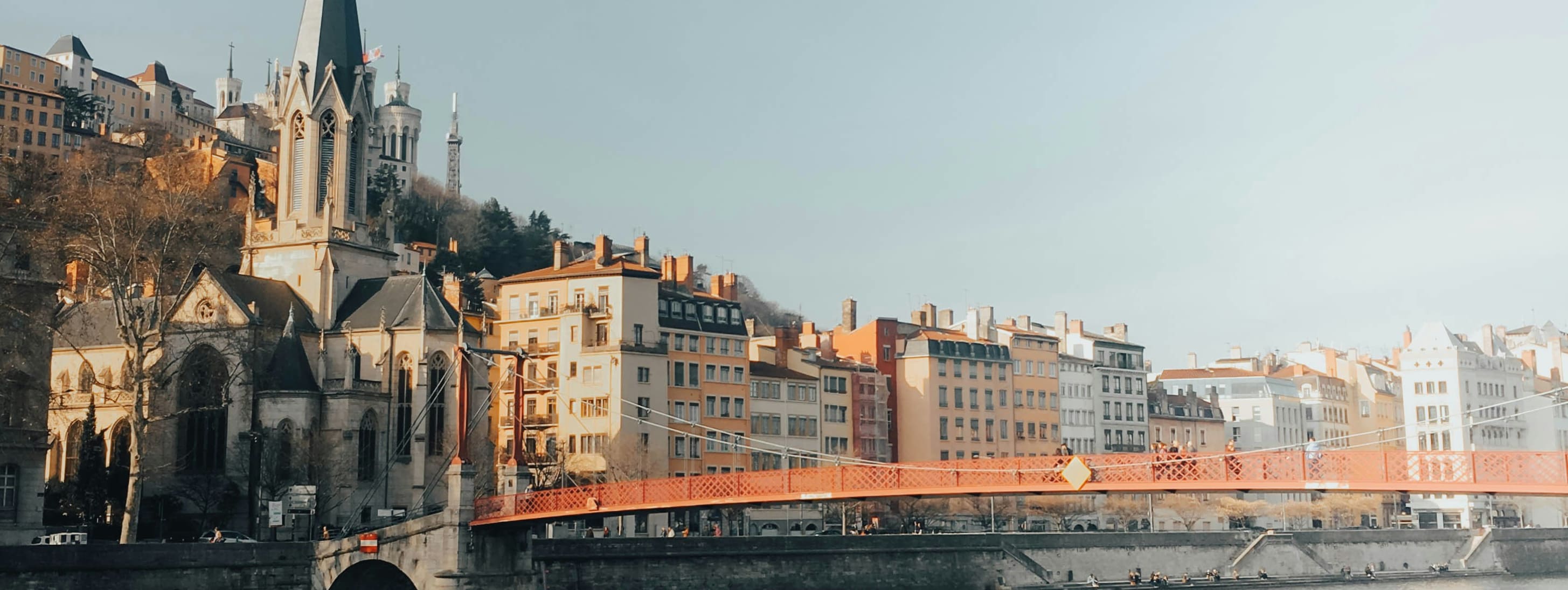 Ville de lyon ensoleillée, pont et eglise