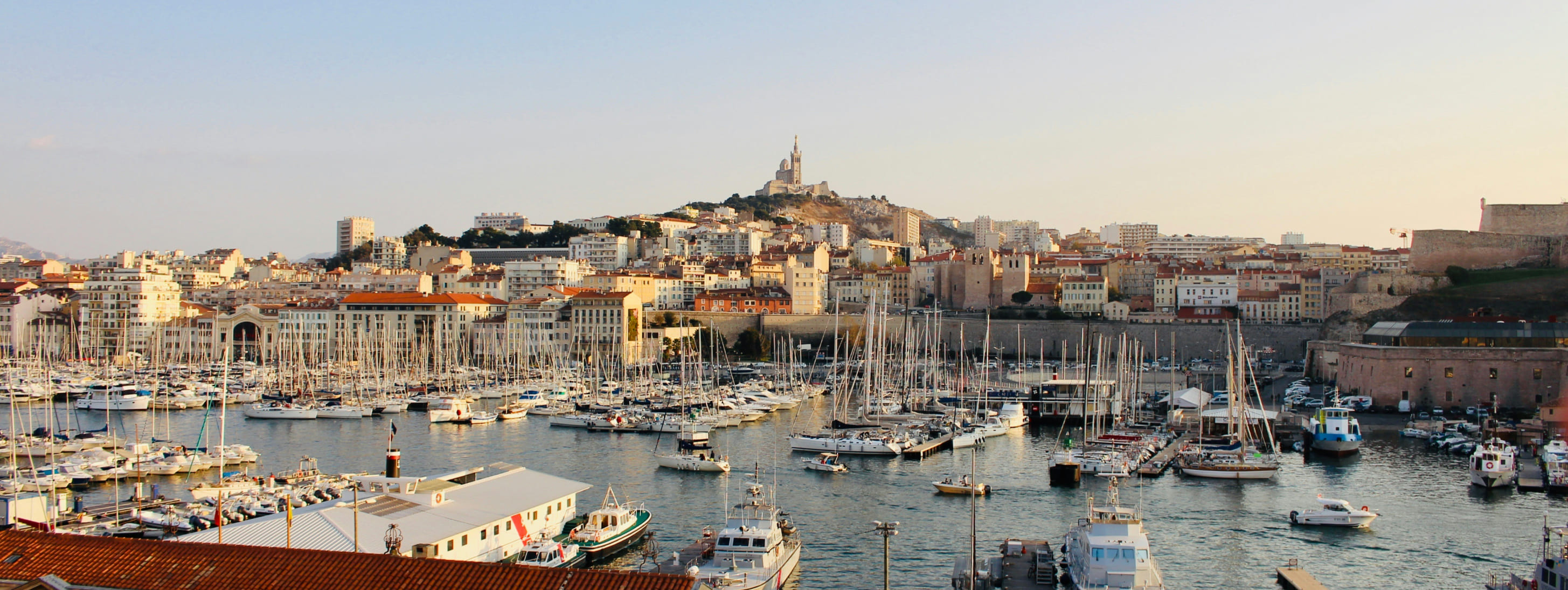 Vue panoramique de la ville de Marseille ensoleillée