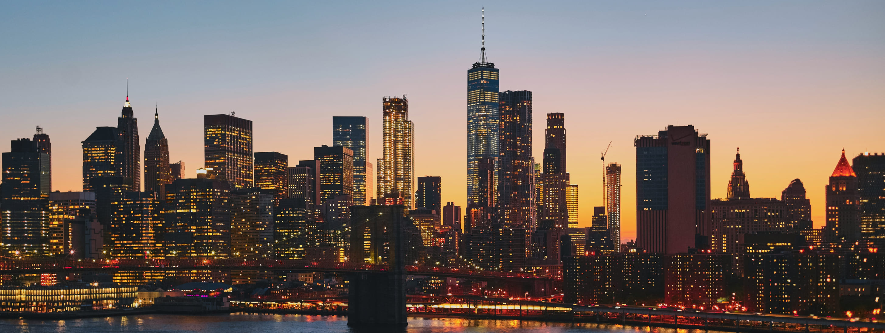 Silhouette des gratte-ciel de Manhattan et du pont de Brooklyn à l'heure du crépuscule.