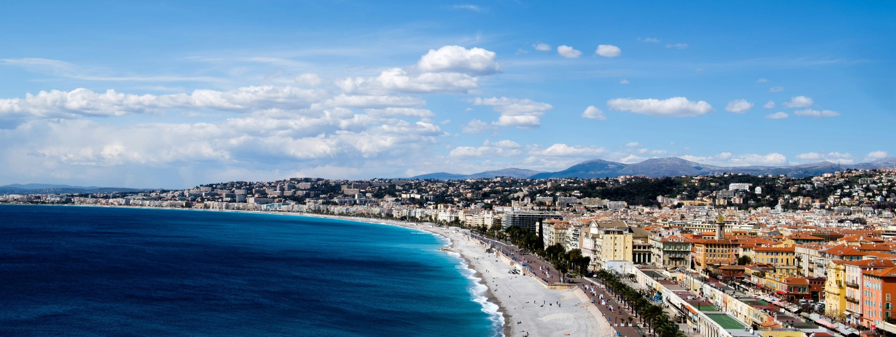 Photo aérienne de la côte niçoise sous un ciel bleu azure en plein après-midi