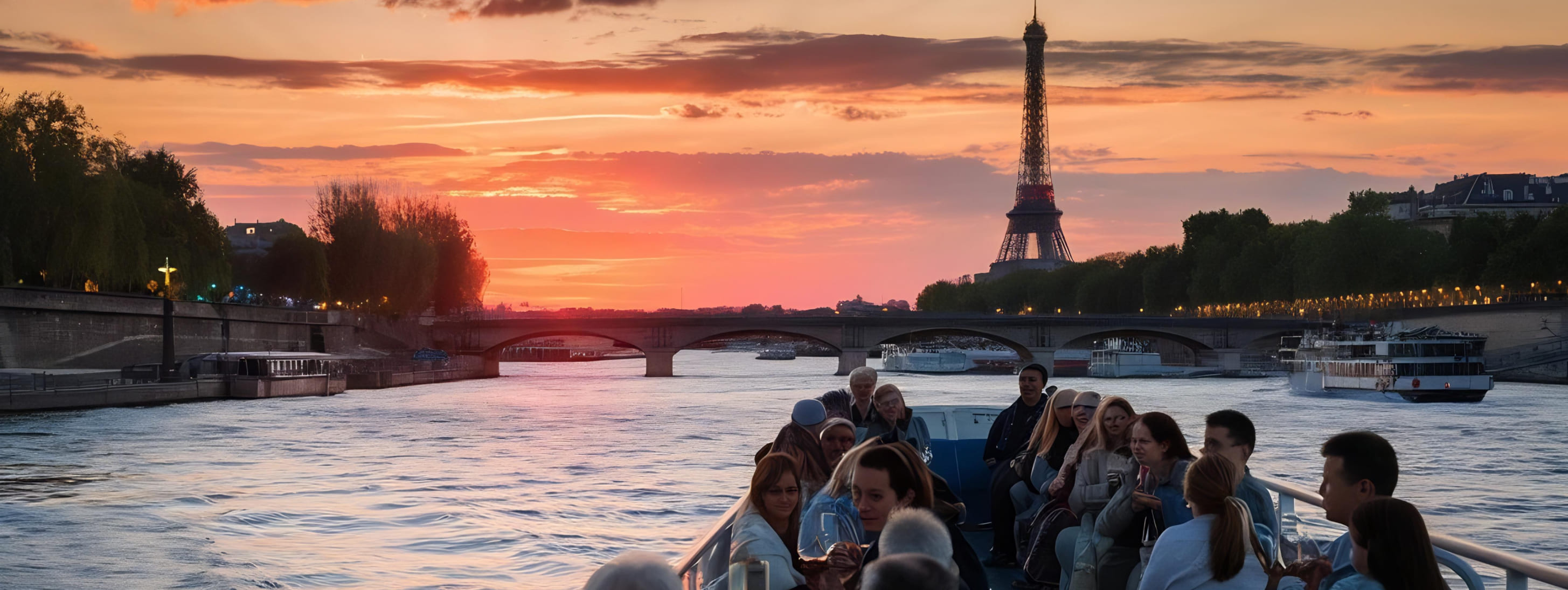 Paris, bateau mouche sur la scène au couché du soleil