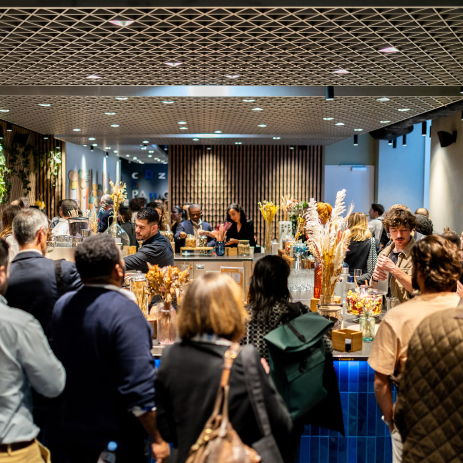 Un bar à cocktails animé où les invités se rassemblent lors d'une pause pendant un séminaire professionnel.