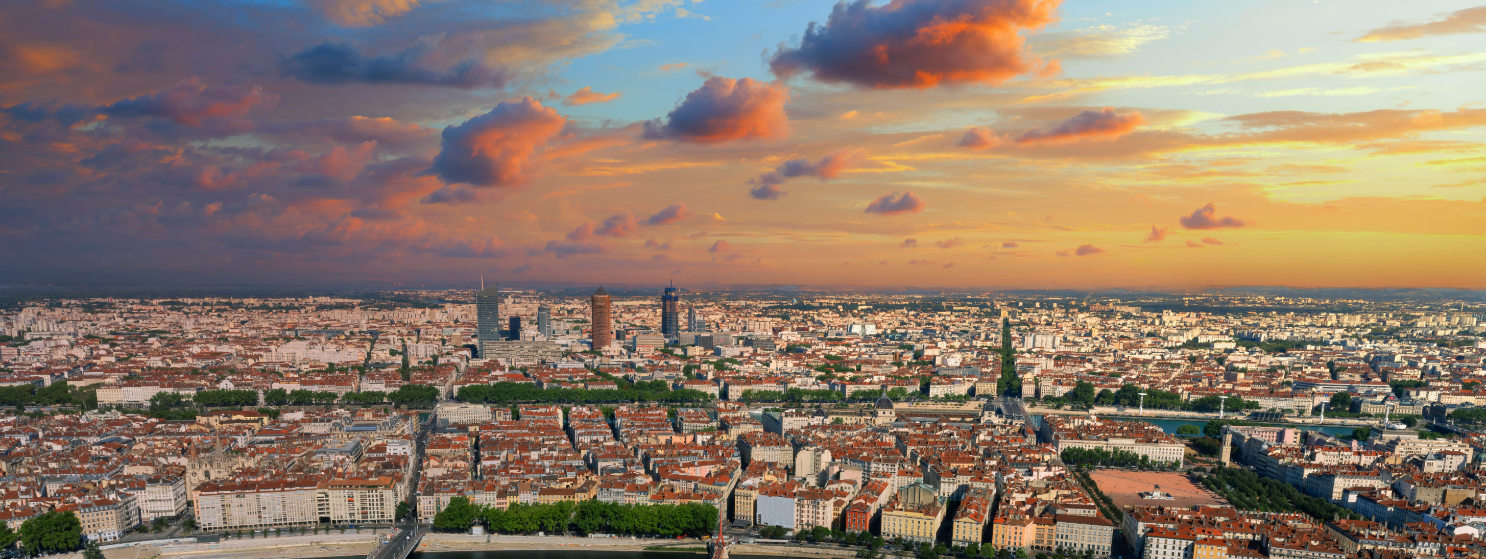 Vue aérienne de la ville de Reims en fin de journée, couché de soleil