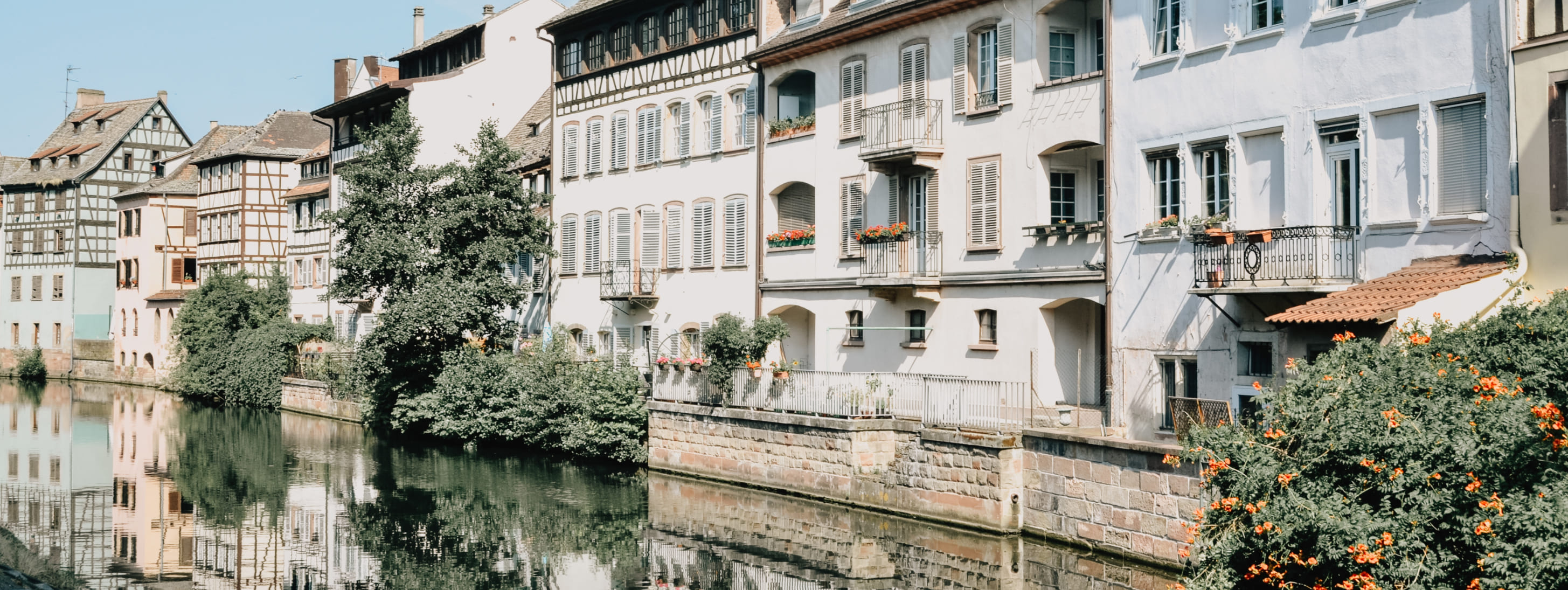 Bordure du canal à Rennes et façades de la vieille ville
