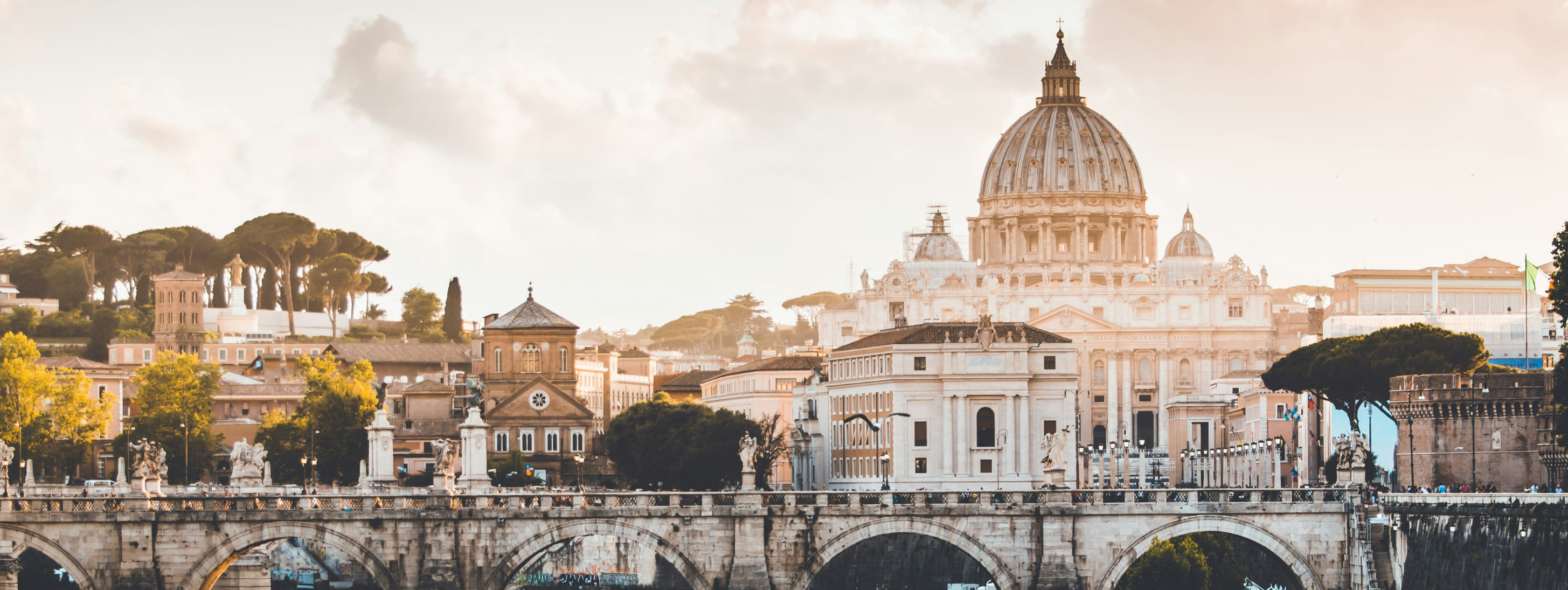 Vue de la basilique Saint-Pierre au Vatican depuis le pont Saint-Ange enjambant le Tibre.
